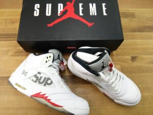 NIKE × supreme　エアジョーダン5　レトロ　入荷