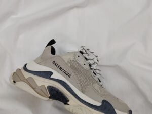 BALENCIAGAのTRIPLE S入荷しました！