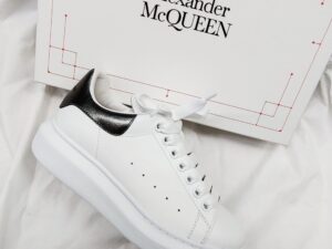 Alexander McQueenのレザースニーカー入荷しました！