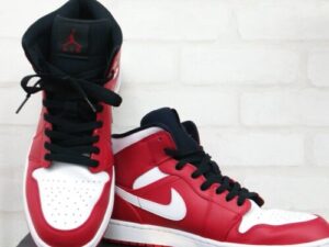 NIKE AIR JORDAN 1 MIDスニーカー入荷！