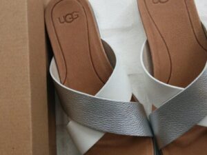 UGG　KARI　コンフォートサンダル