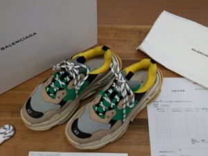 BALENCIAGA　 TRIPLE S　入荷